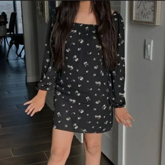 Abercrombie Long-Sleeved Smocked Neckline Mini Dress (BNWT) - Picture 4 of 5